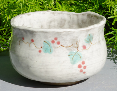 生徒作品　ブドウ文粉引抹茶碗